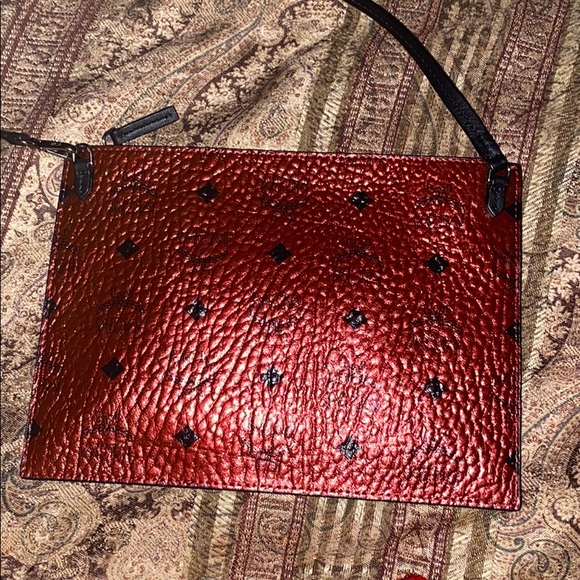 Like new mcm clutch - Picture 1 of 4